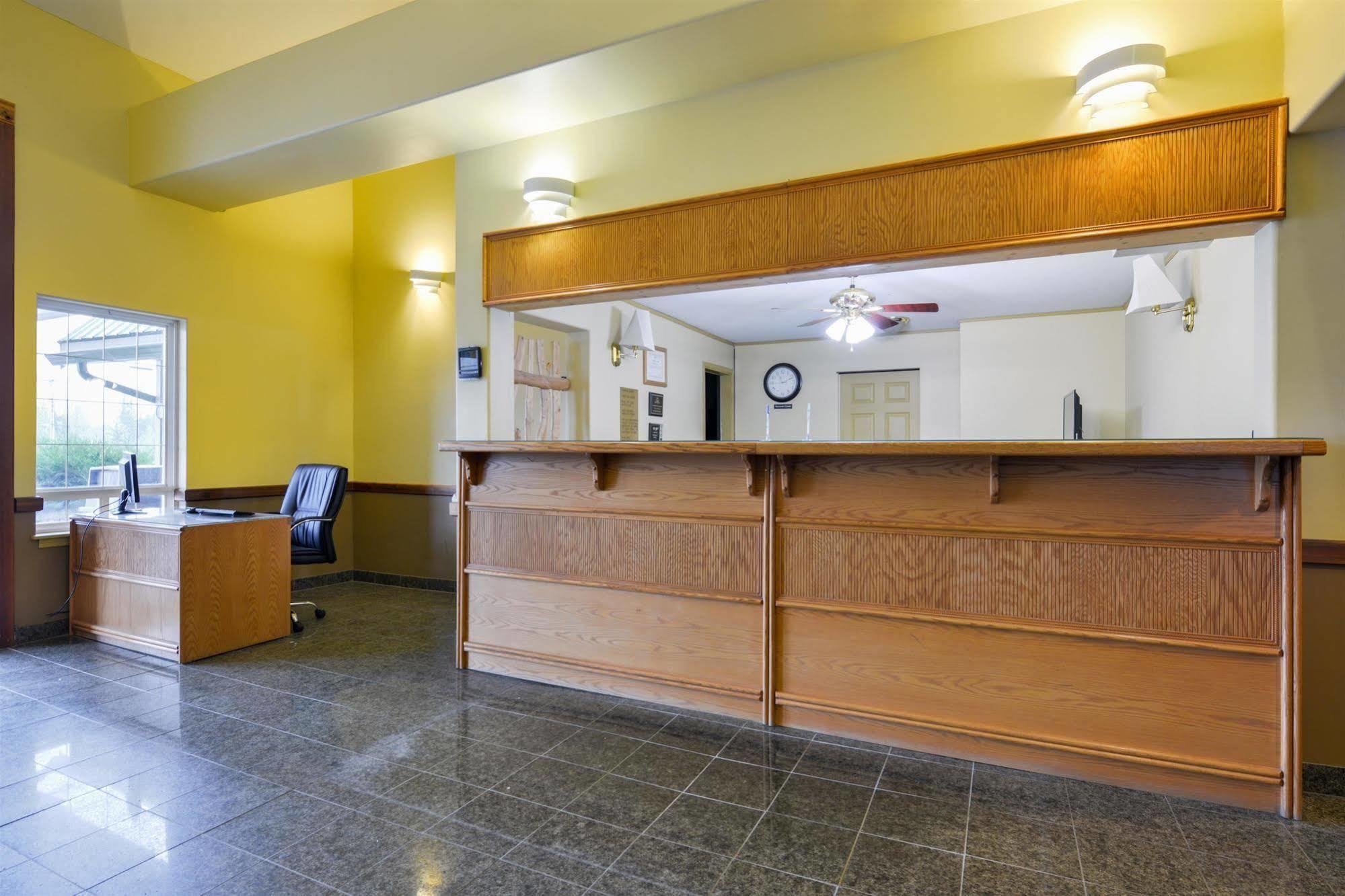 Canadas Best Value Inn Valemount Exteriör bild