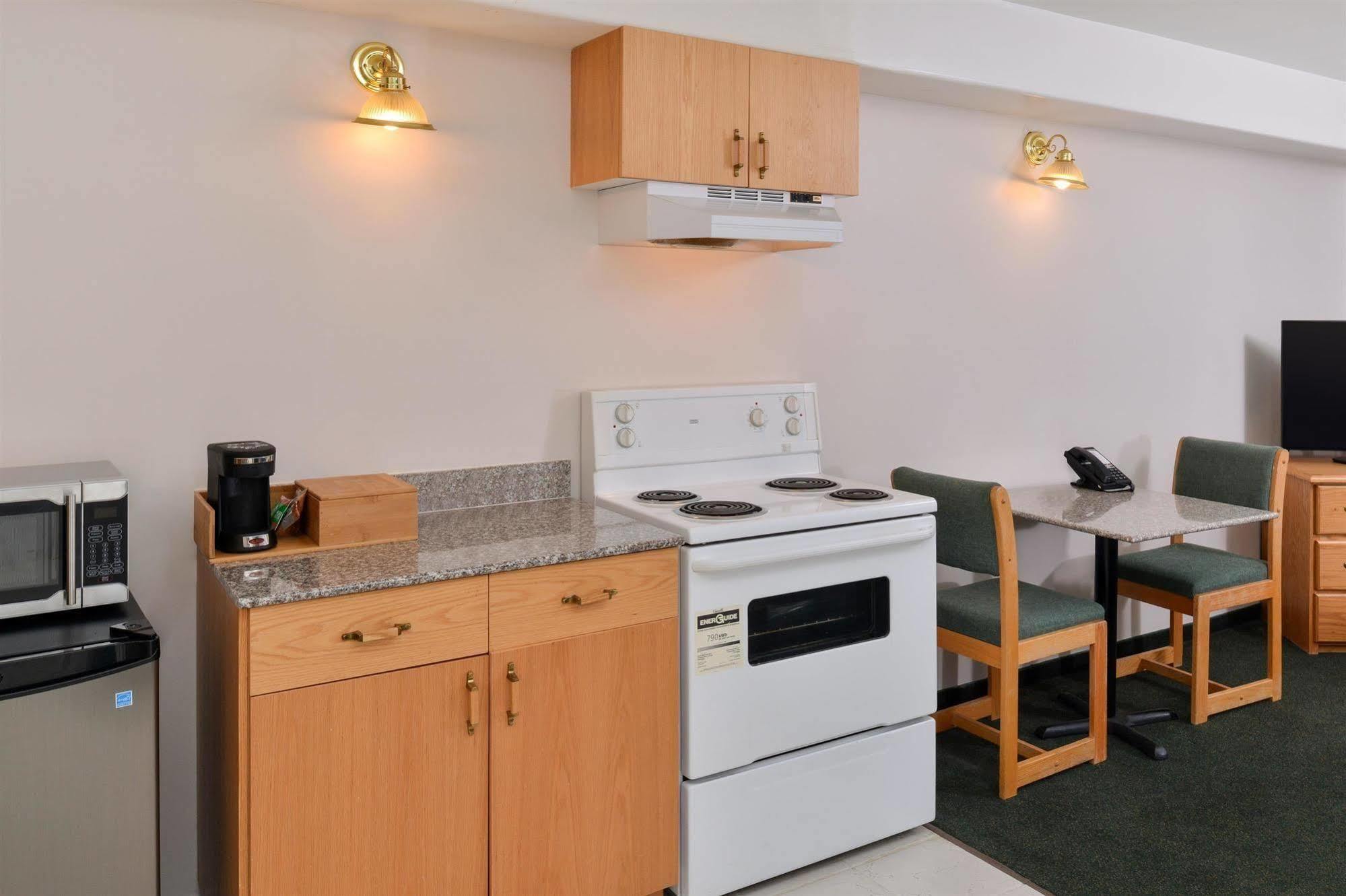 Canadas Best Value Inn Valemount Exteriör bild